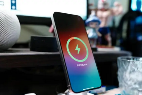 赤峰苹果15换屏服务分享用什么充电器给iPhone15充电更好 
